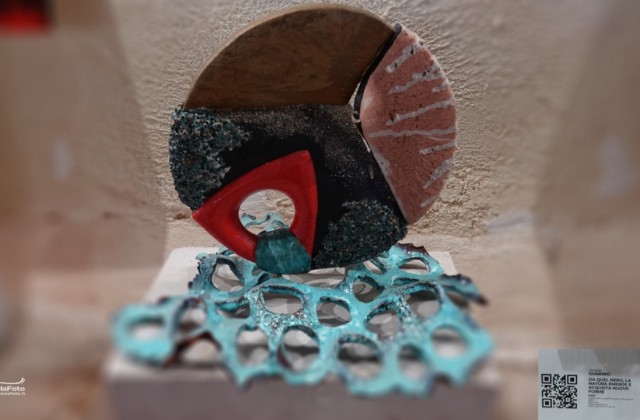 Da quel nero, la natura emerge e acquista nuove forme