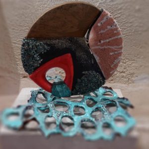 Da quel nero, la natura emerge e acquista nuove forme